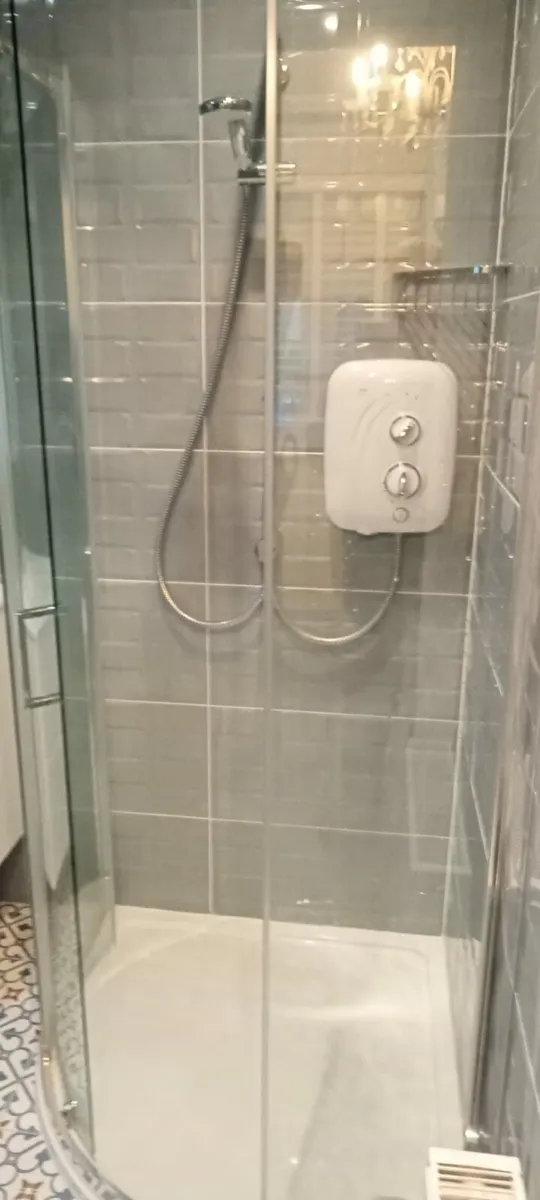 Bathroom suite - Image 1