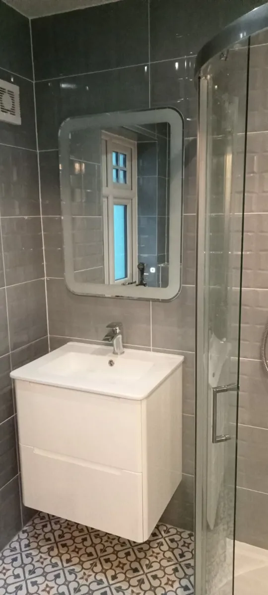 Bathroom suite - Image 2