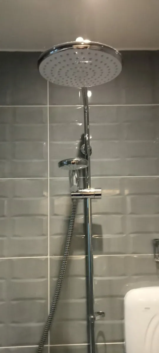 Bathroom suite - Image 4