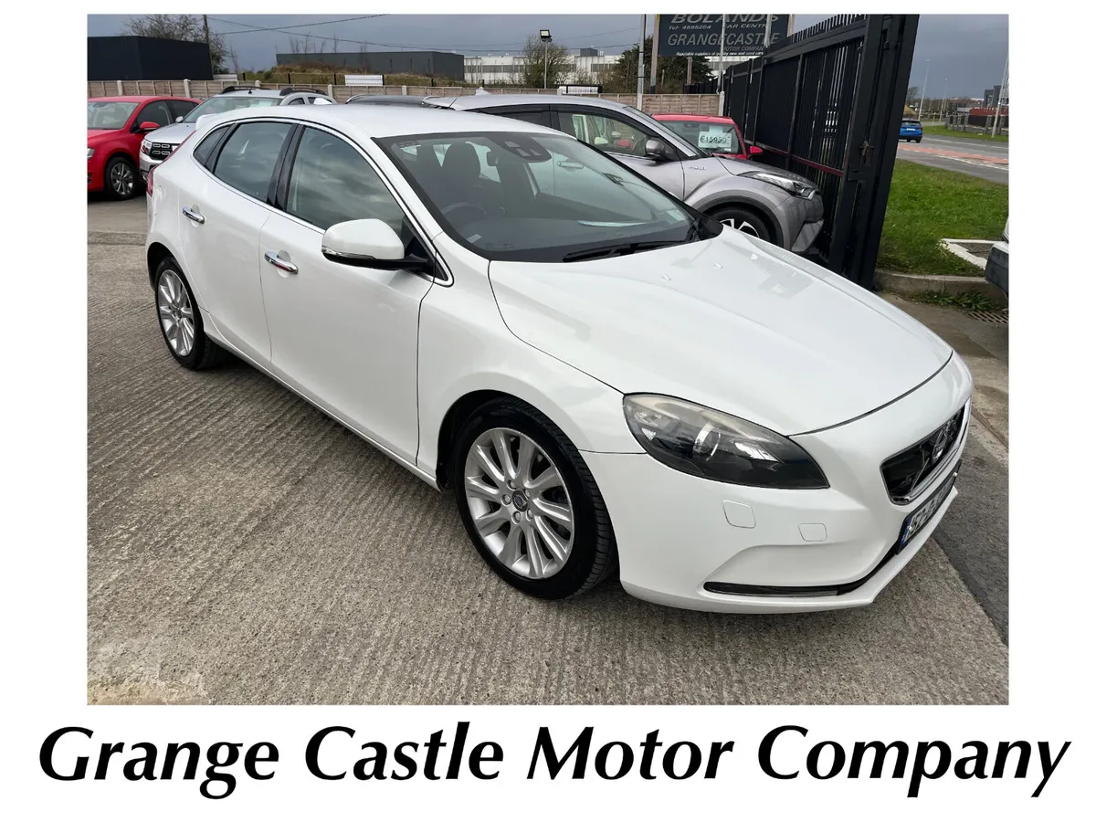 Volvo V40 2015, 1.6 5DR AUTOMATIC LOW KMS - Image 1