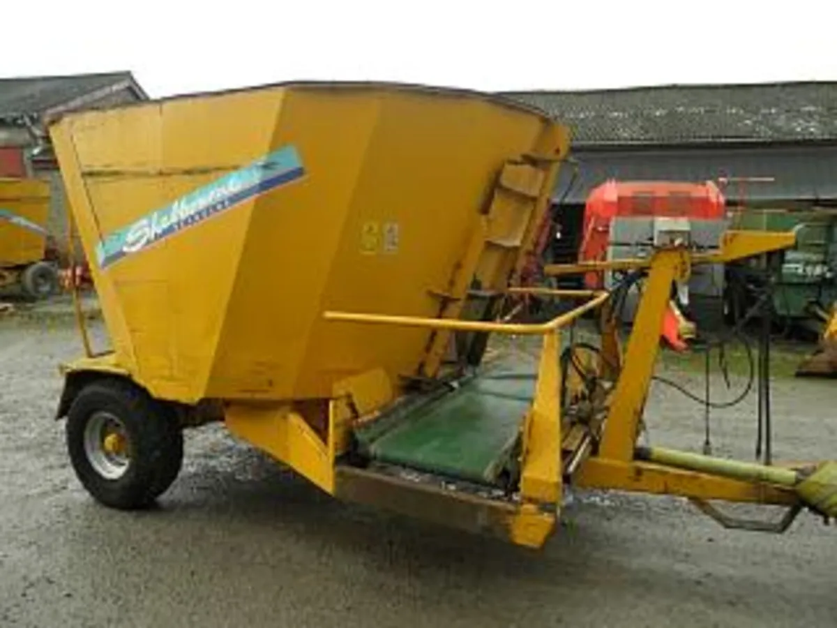 SHELBOURNE 8M TUB FEEDER, EX FARM CONDITION - Image 1