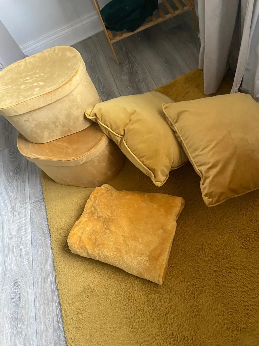 Rug and matching items - Image 1