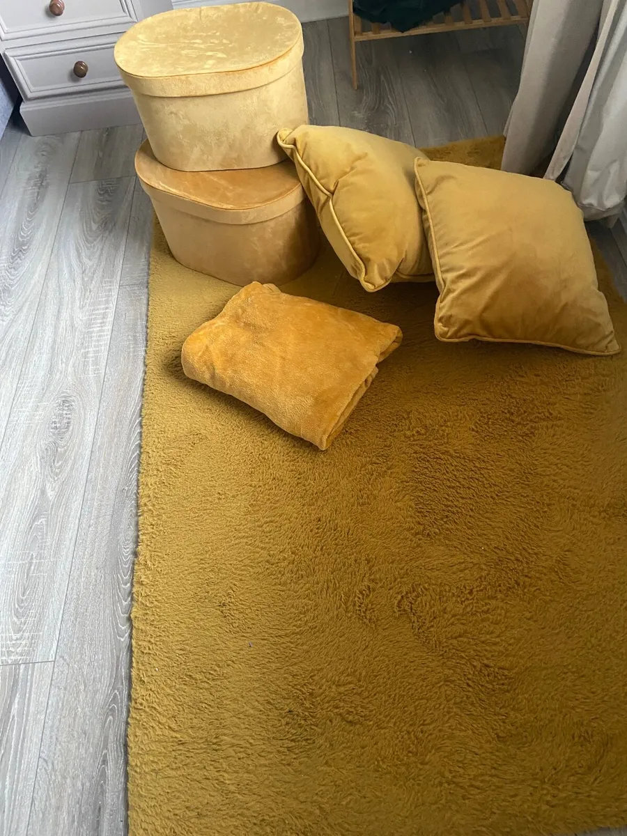 Rug and matching items - Image 2