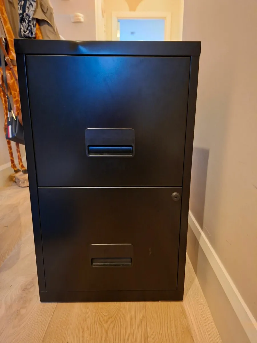 Filing cabinet with 2 drawers. Lock.