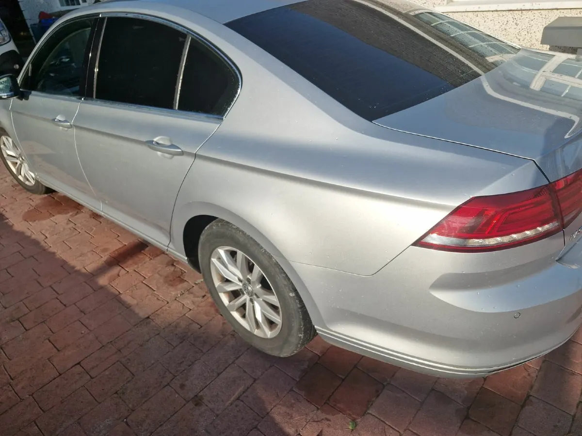 Volkswagen Passat 2016 - Image 2