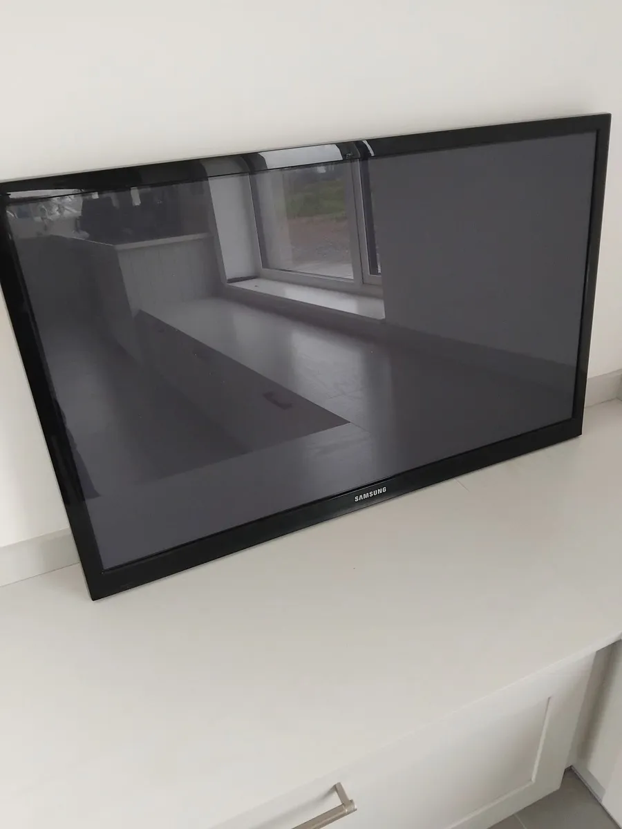 Samsung 43 inch - Image 1
