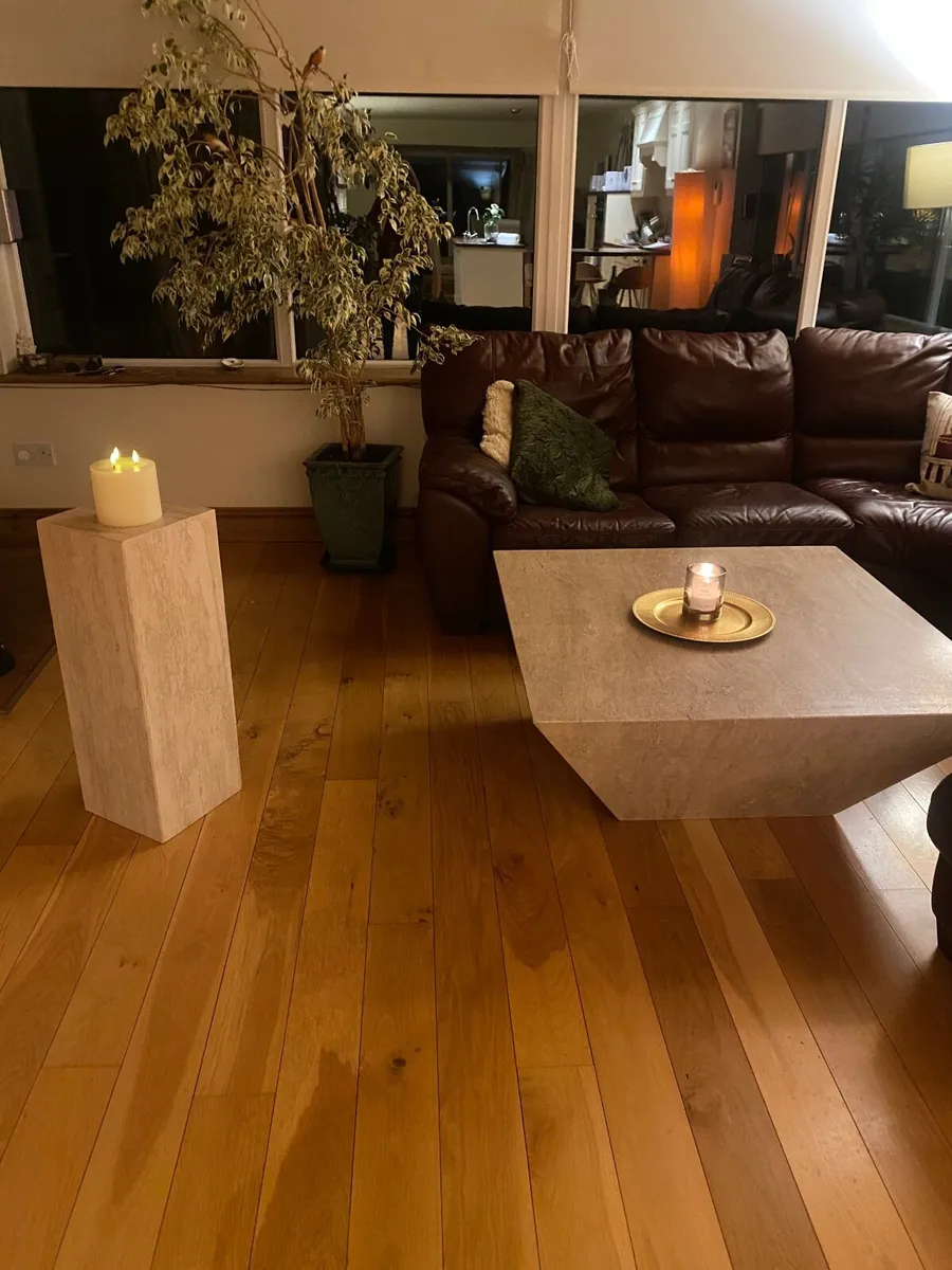 Coffee table and matching plinth - Image 1