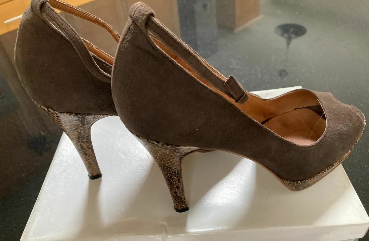 Ladies Brown Moda In Pelle High Heels - Image 2