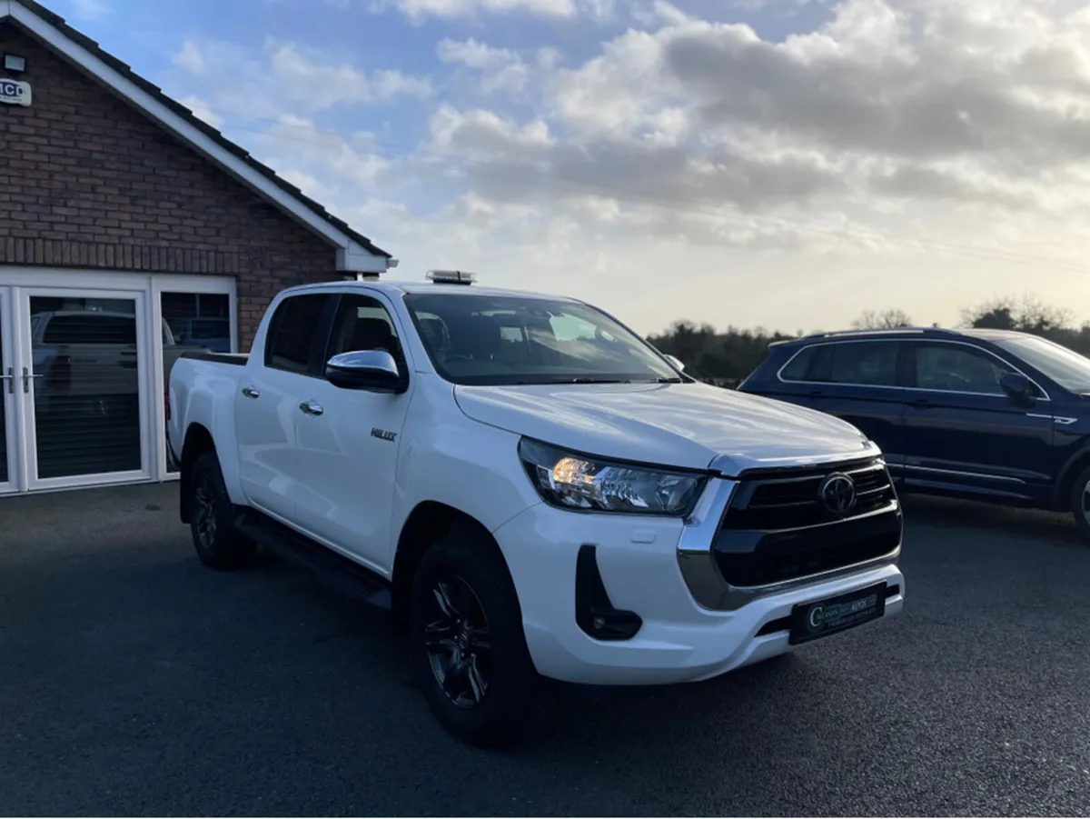 Toyota Hilux ICON D-4D 4WD DCB***LOW MILES***PREMI - Image 3