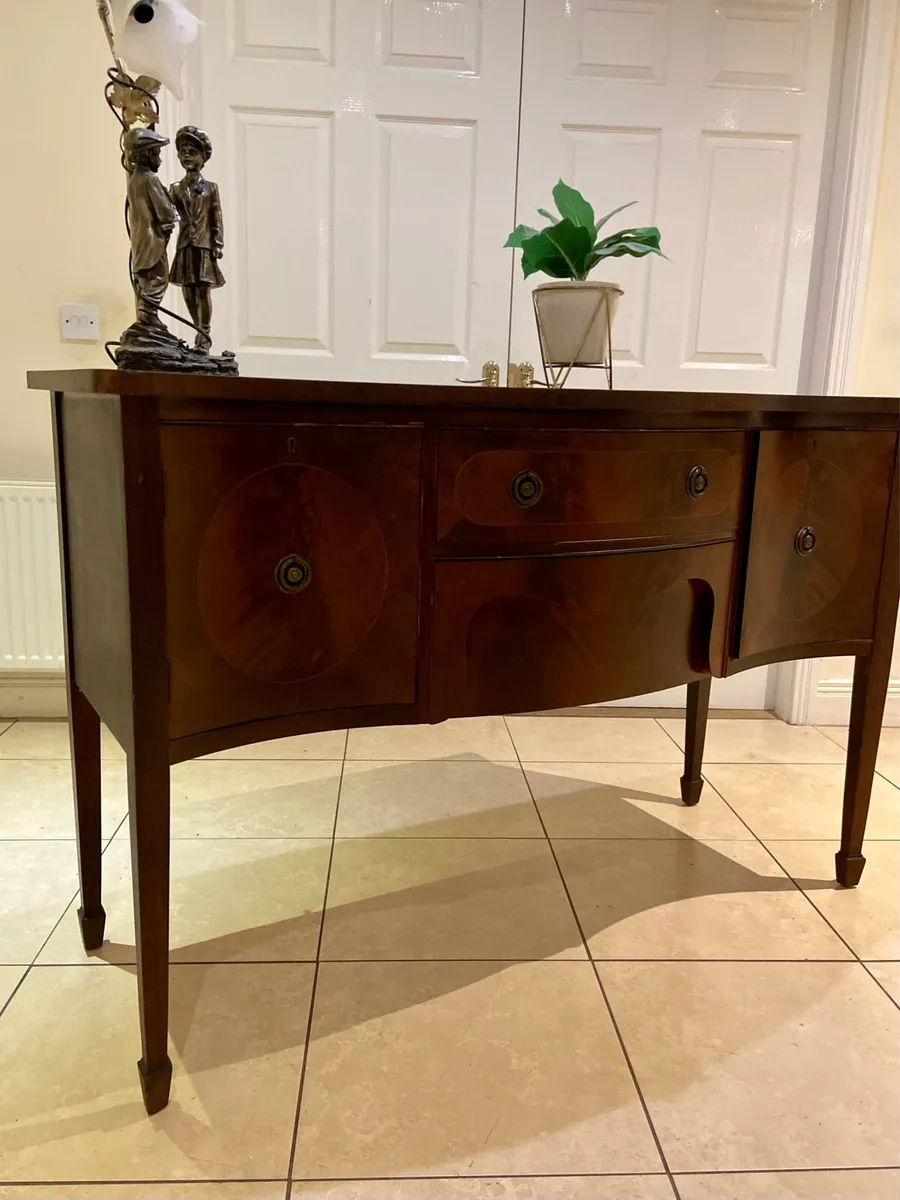 Antique Georgian style bow front sideboard - Image 1