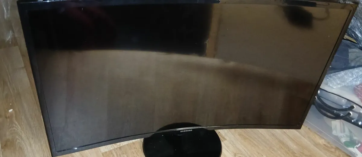 Samsung 32'' Curved Smart TV - Image 1