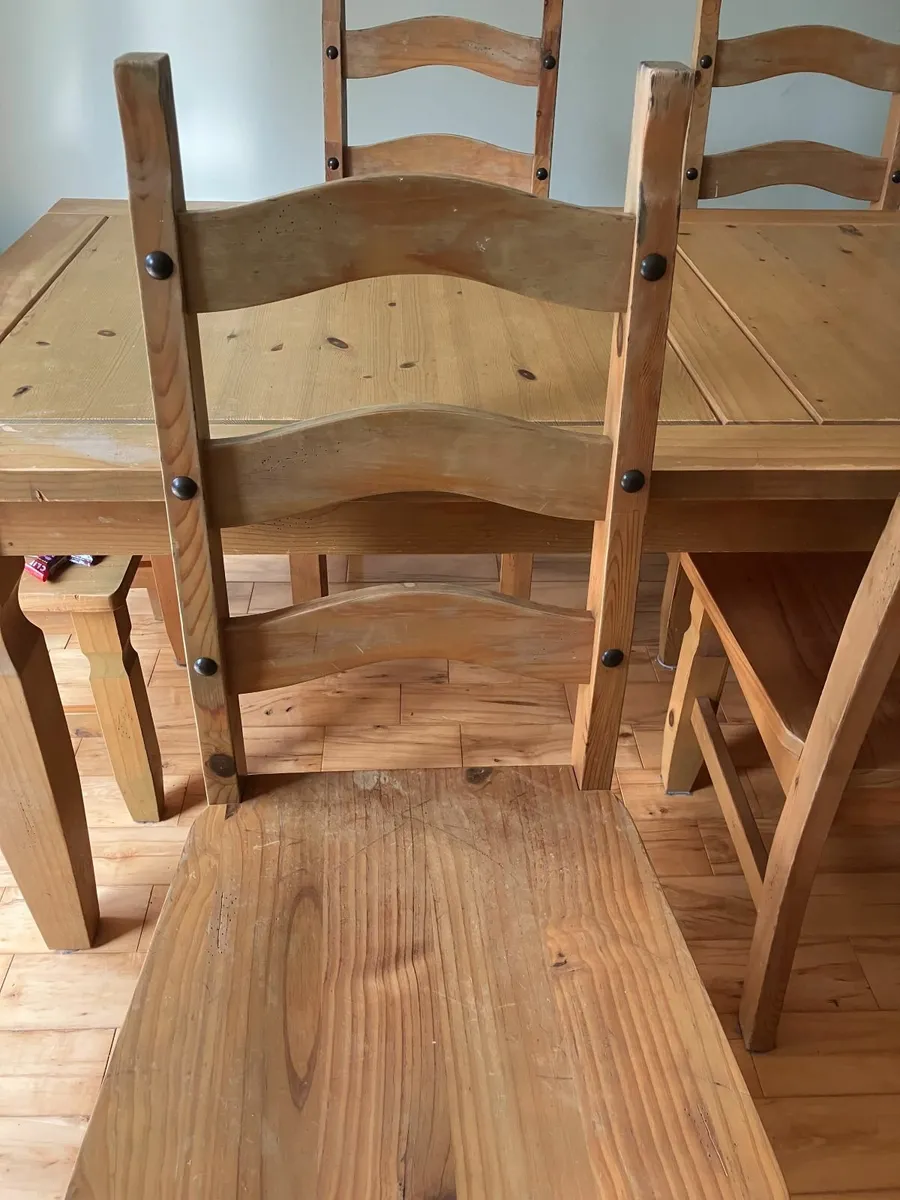 Dining table and 6 chairs - Image 2