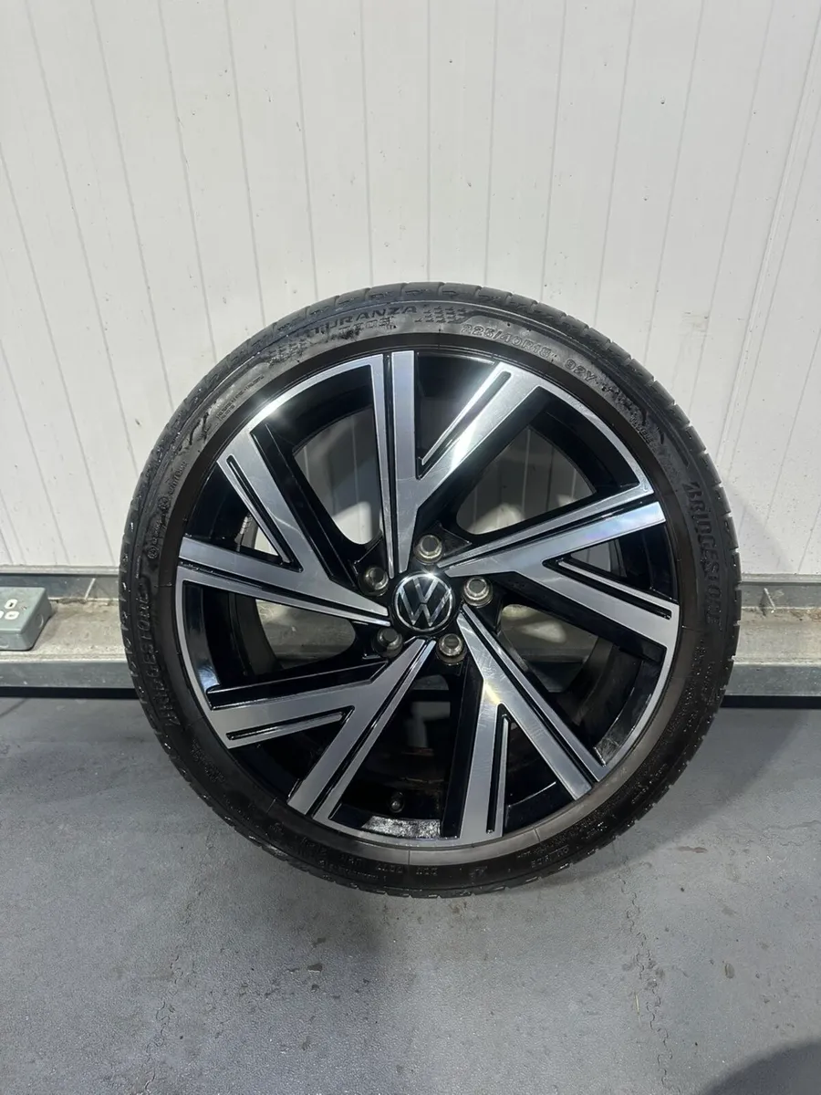 Genuine Volkswagen Golf R Line 18” Alloys and Tyre - Image 4