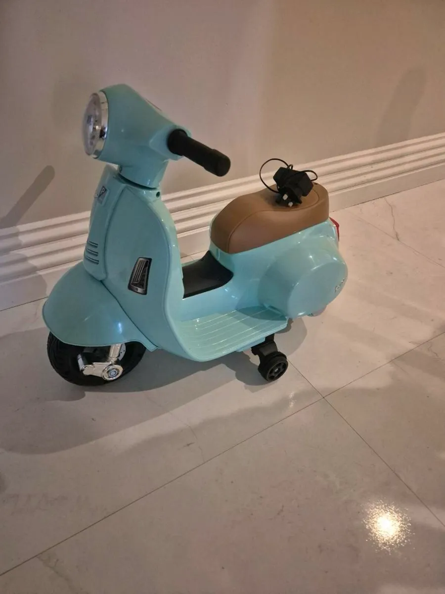 Blue kids vespa for 1.5 year to 3 years - Image 2