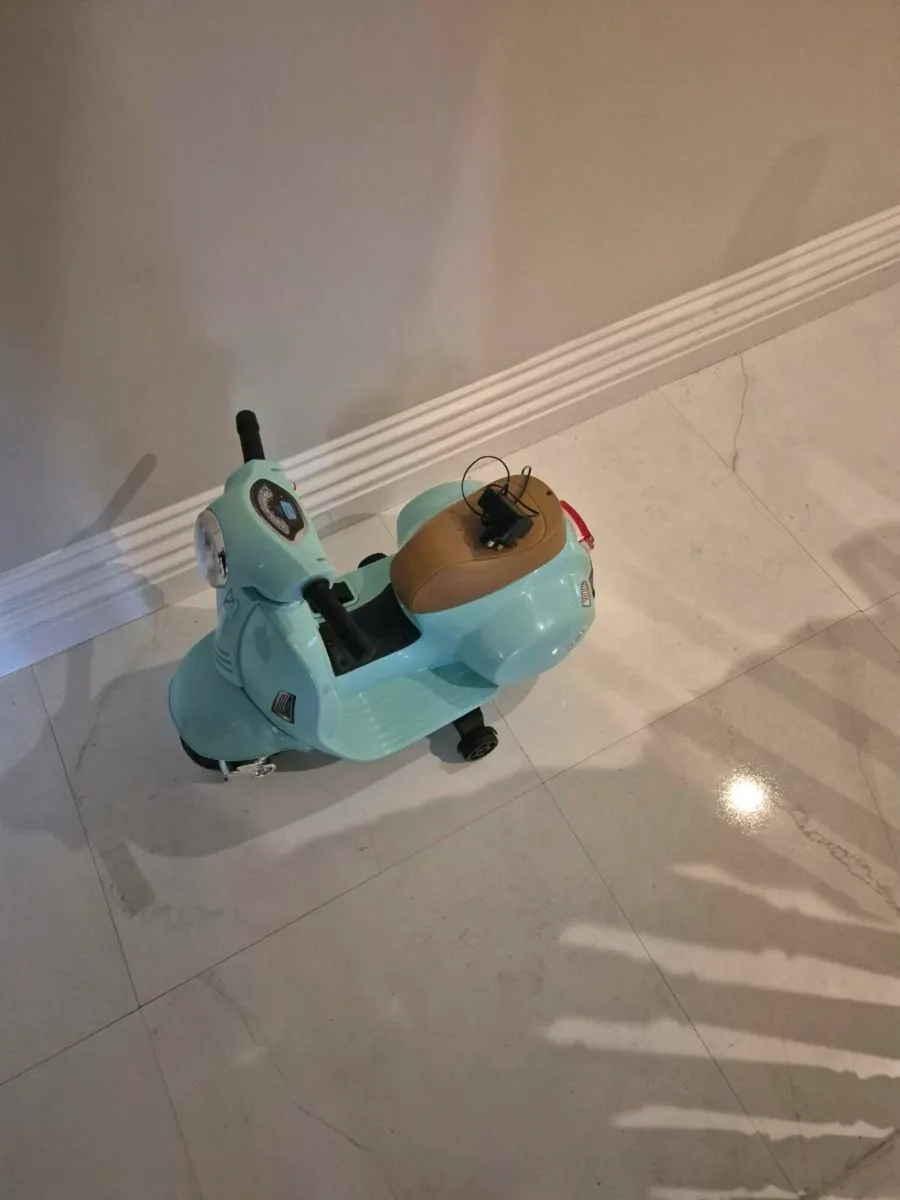 Blue kids vespa for 1.5 year to 3 years - Image 3