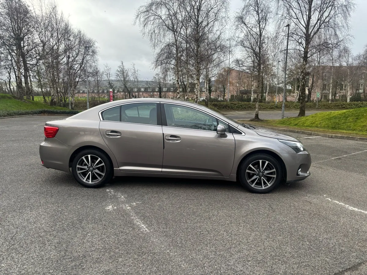 2014 Toyota Avensis with Full Service History - Image 4