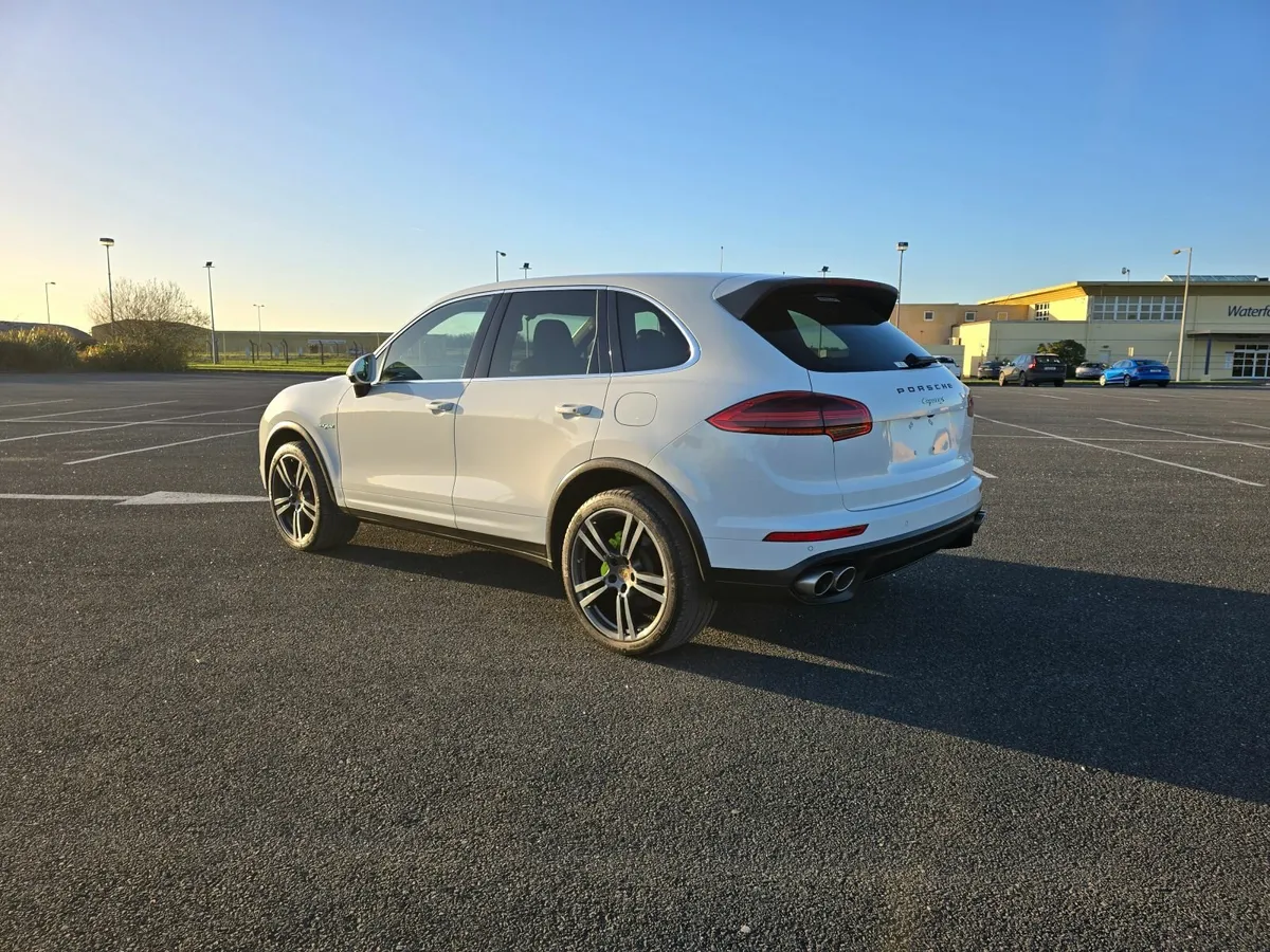 2016 Porsche Cayenne S E-Hybrid - Image 3