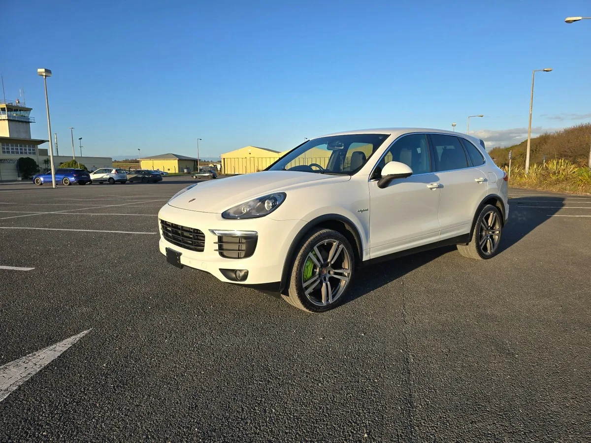 2016 Porsche Cayenne S E-Hybrid - Image 4