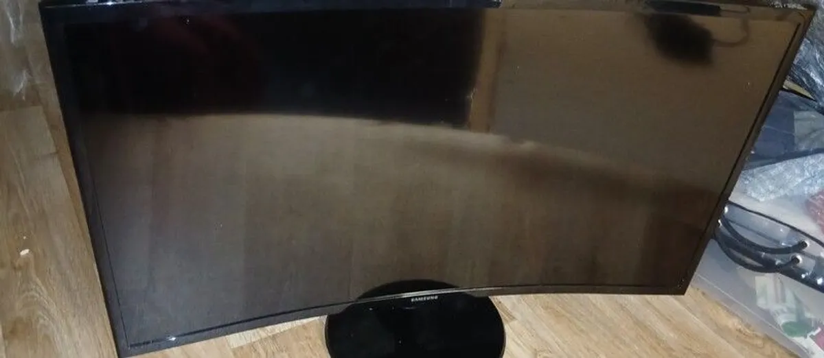 Samsung 32'' curved smart TV - Image 1