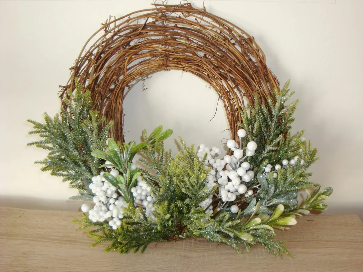 Natural wreath with white berries 50cm - NEW - Image 1
