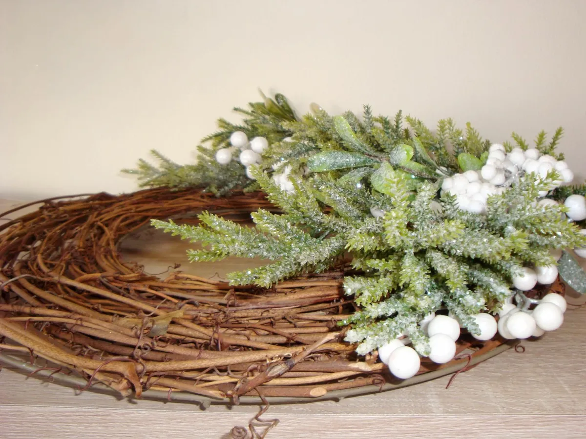 Natural wreath with white berries 50cm - NEW - Image 3