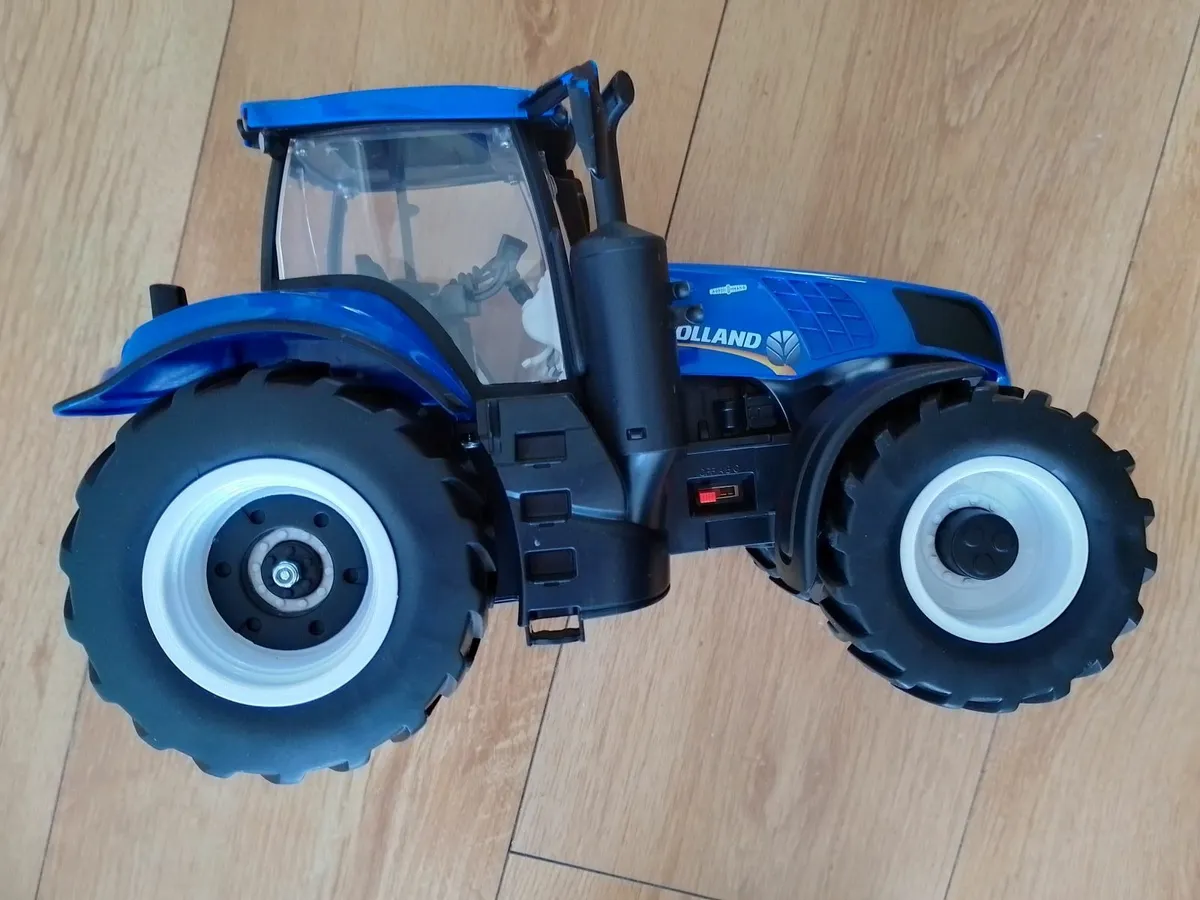 MAISTO NEW HOLLAND T8-320 TRACTOR. 1/16 SCALE. - Image 1