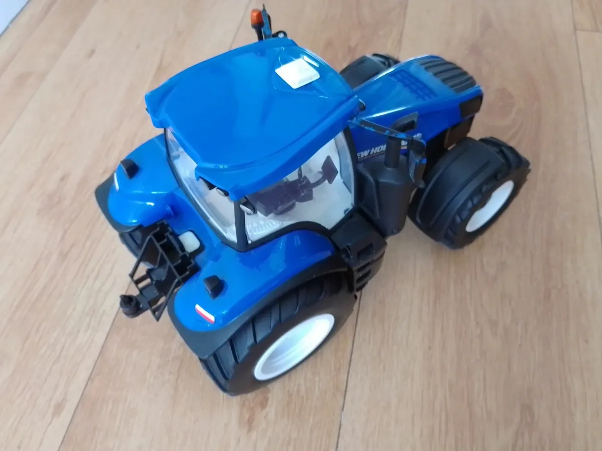 MAISTO NEW HOLLAND T8-320 TRACTOR. 1/16 SCALE. - Image 2