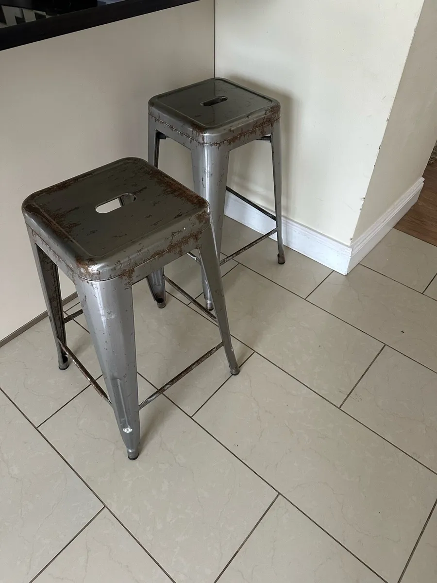 Metal high stools - Image 1