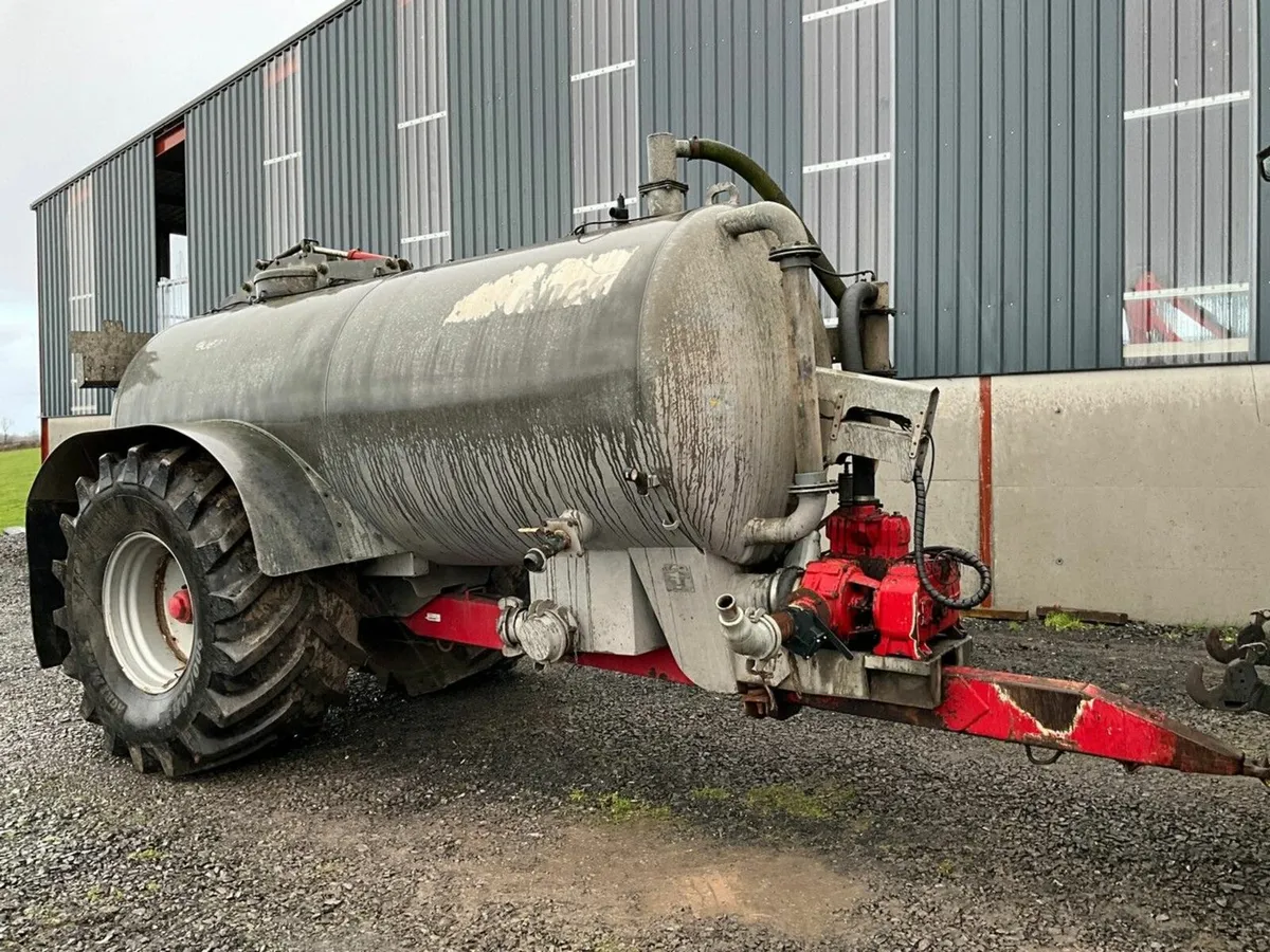 REDROCK 4000 GALLON TWIN AXLE SLURRY TANKER - Image 3