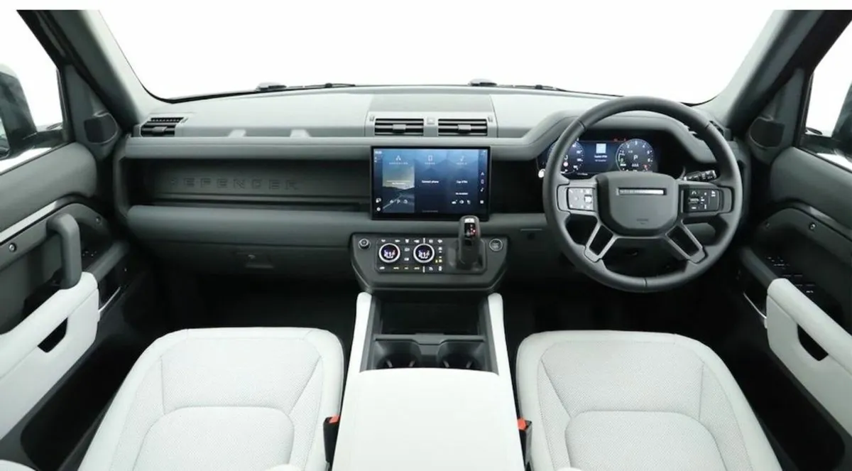 Land Rover Defender Dynamic SE / Glass Roof / Big - Image 2