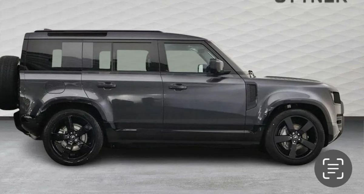 Land Rover Defender Dynamic SE / Glass Roof / Big - Image 4