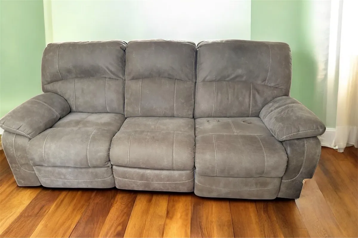 Recliner sofa like new - Image 1