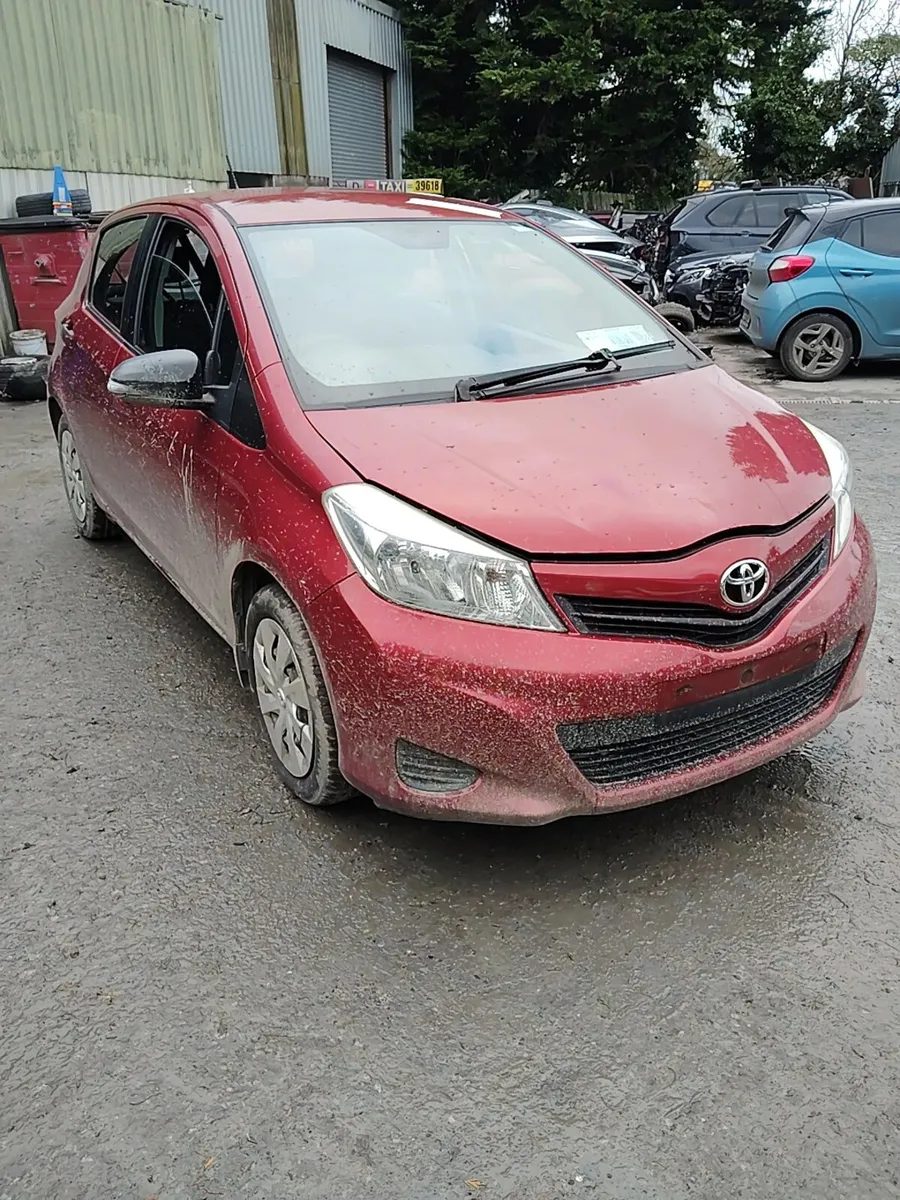 Breaking Toyota Yaris 2013 petrol - Image 1