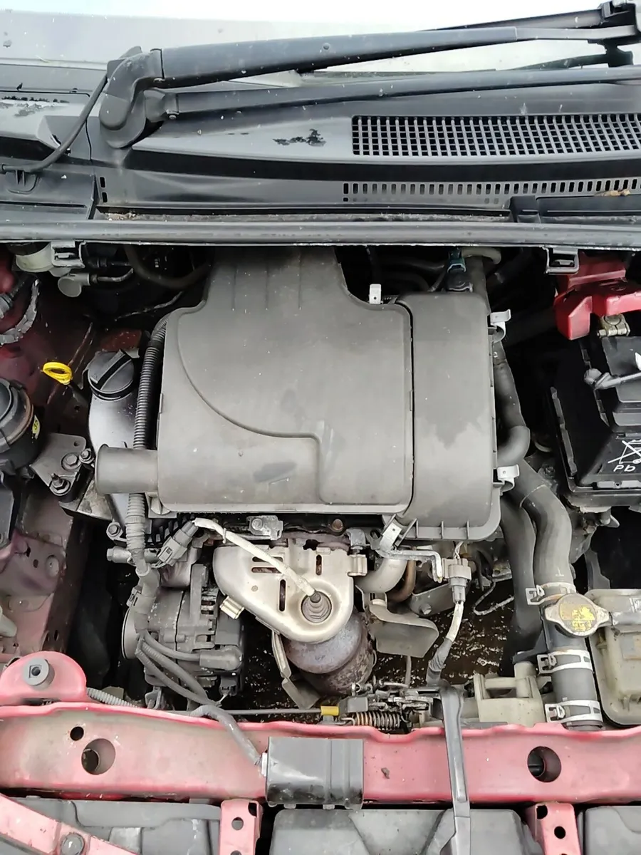 Breaking Toyota Yaris 2013 petrol - Image 2