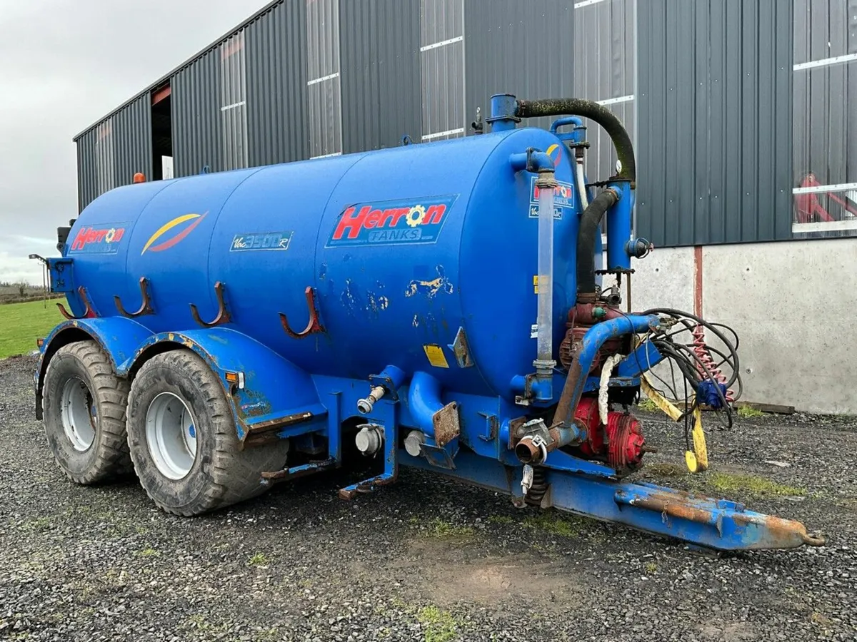 SLURRYKAT 3500 GALLON TWIN AXLE SLURRY TANKER - Image 2