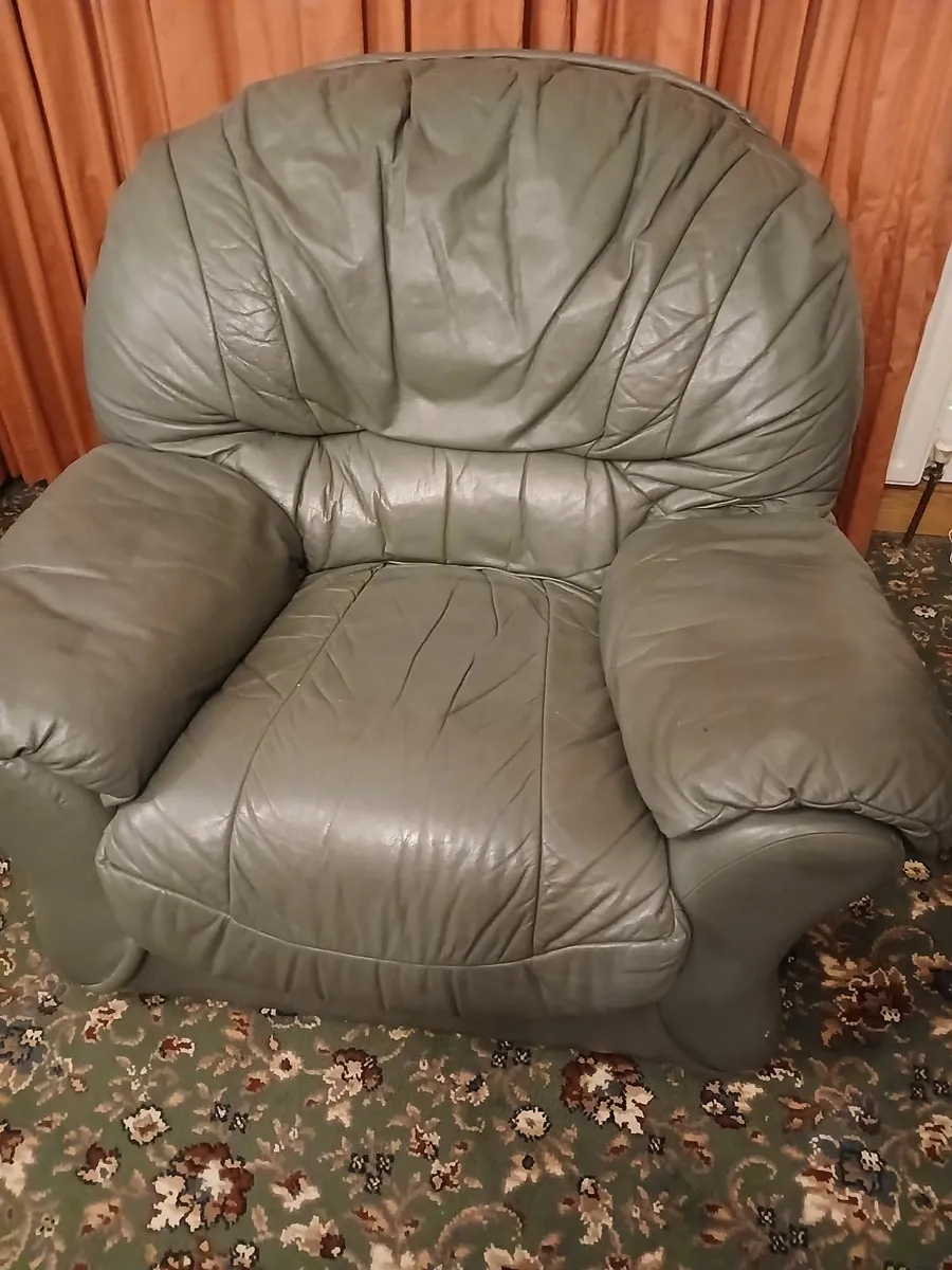 Three seater soft and two armchairs - Image 1