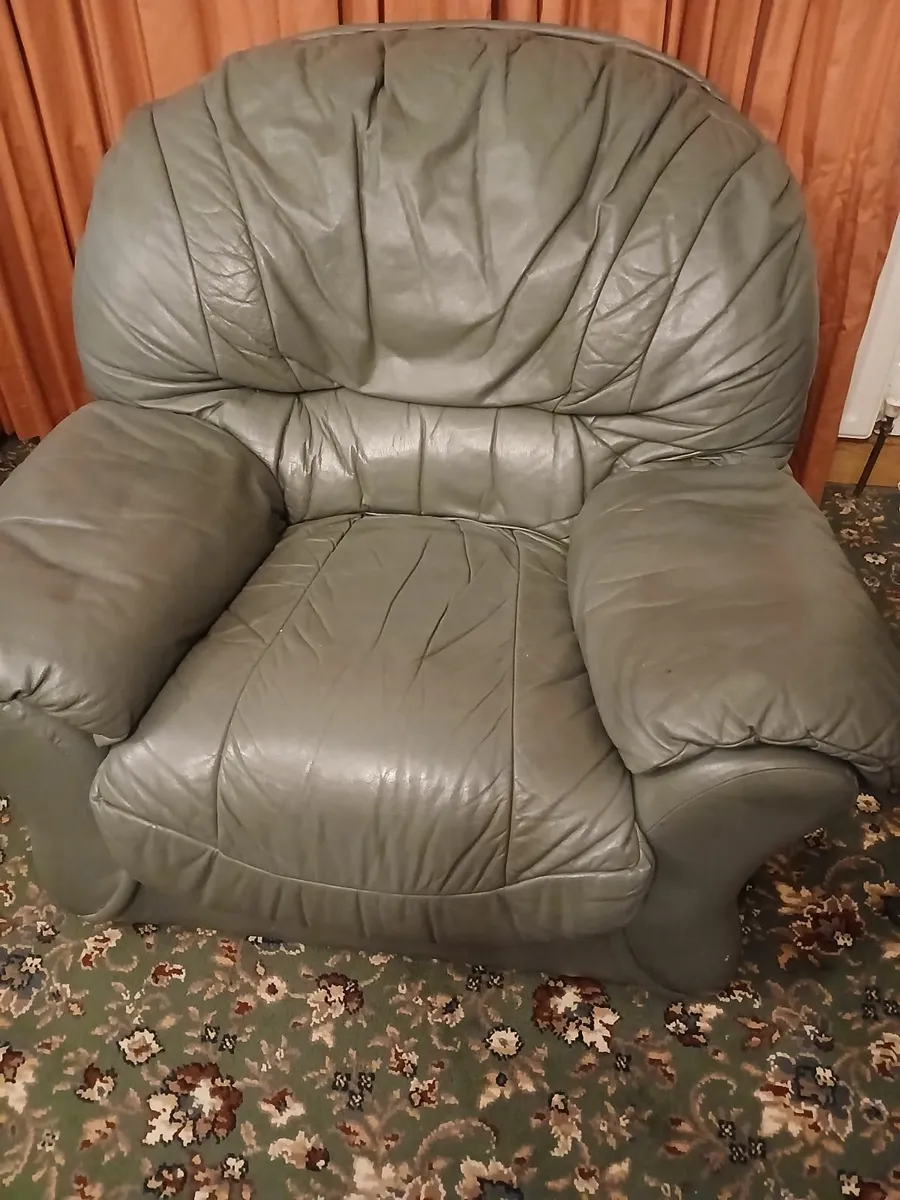 Three seater soft and two armchairs - Image 3