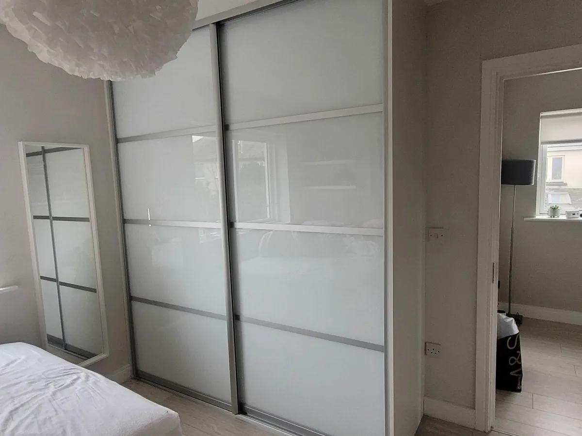 Sliding wardrobe - Image 1