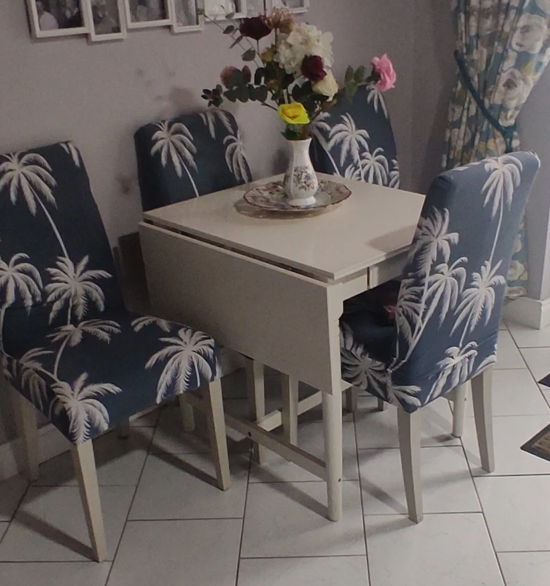 Table + 4 chairs - Image 1