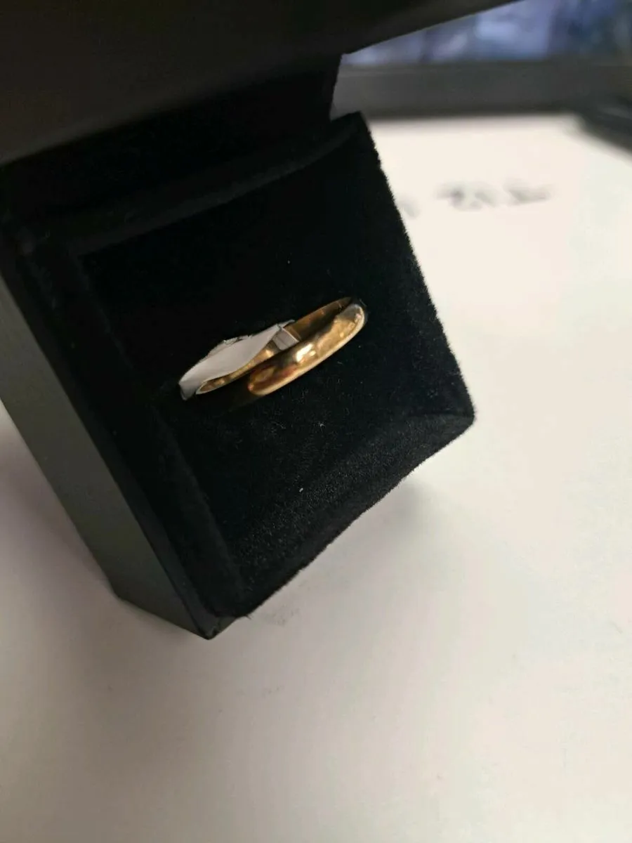 9ct Gold Wedding Band 9k - Image 1