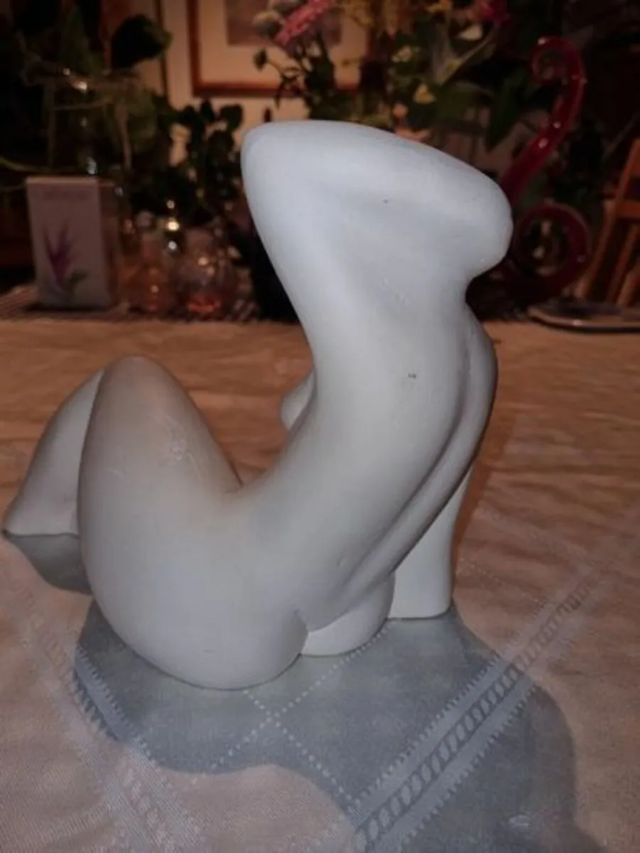Female figurine made of white stone - Artistorika - Image 4