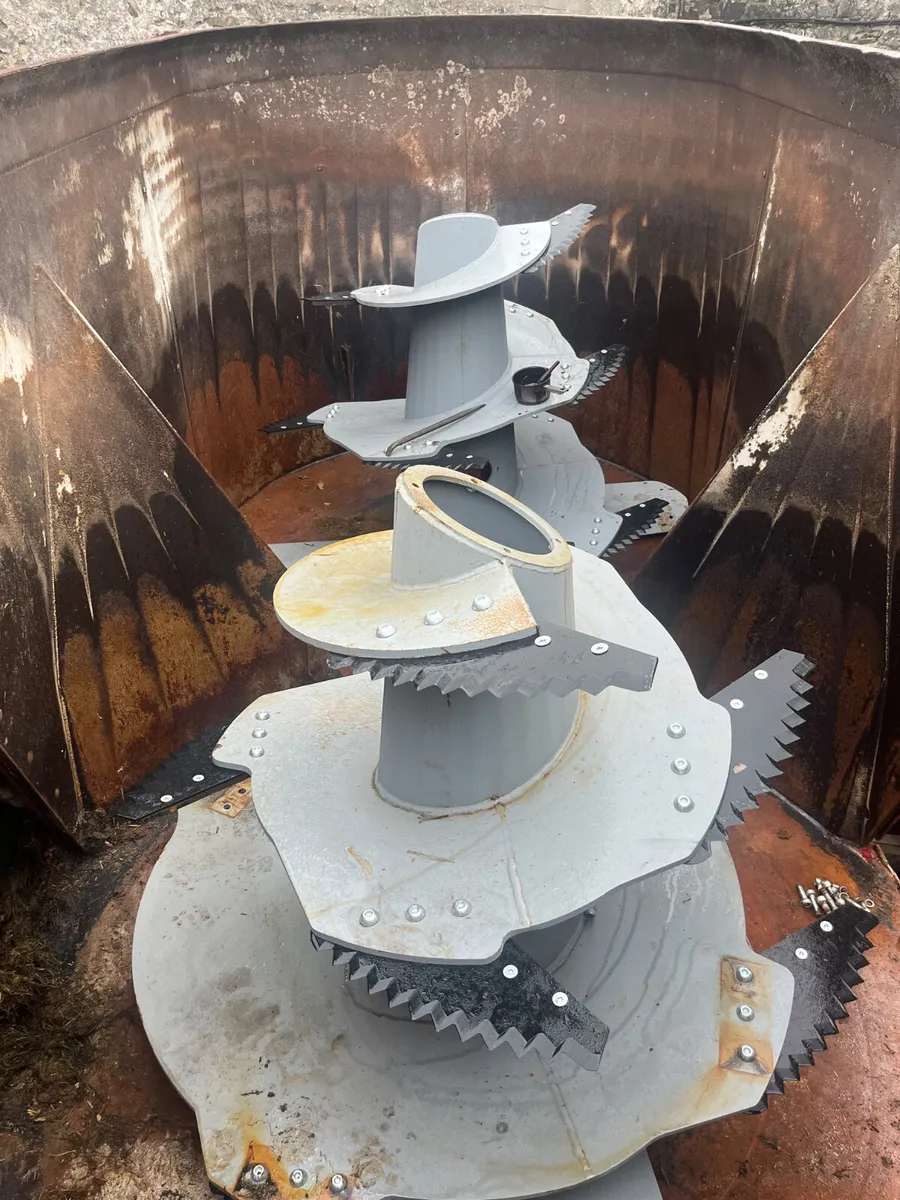 Used Redrock VM20 Twin Tub Diet Feeder - Image 1