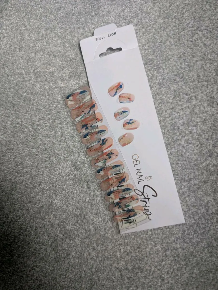 Gel nail wraps & gel nail polish - Image 3