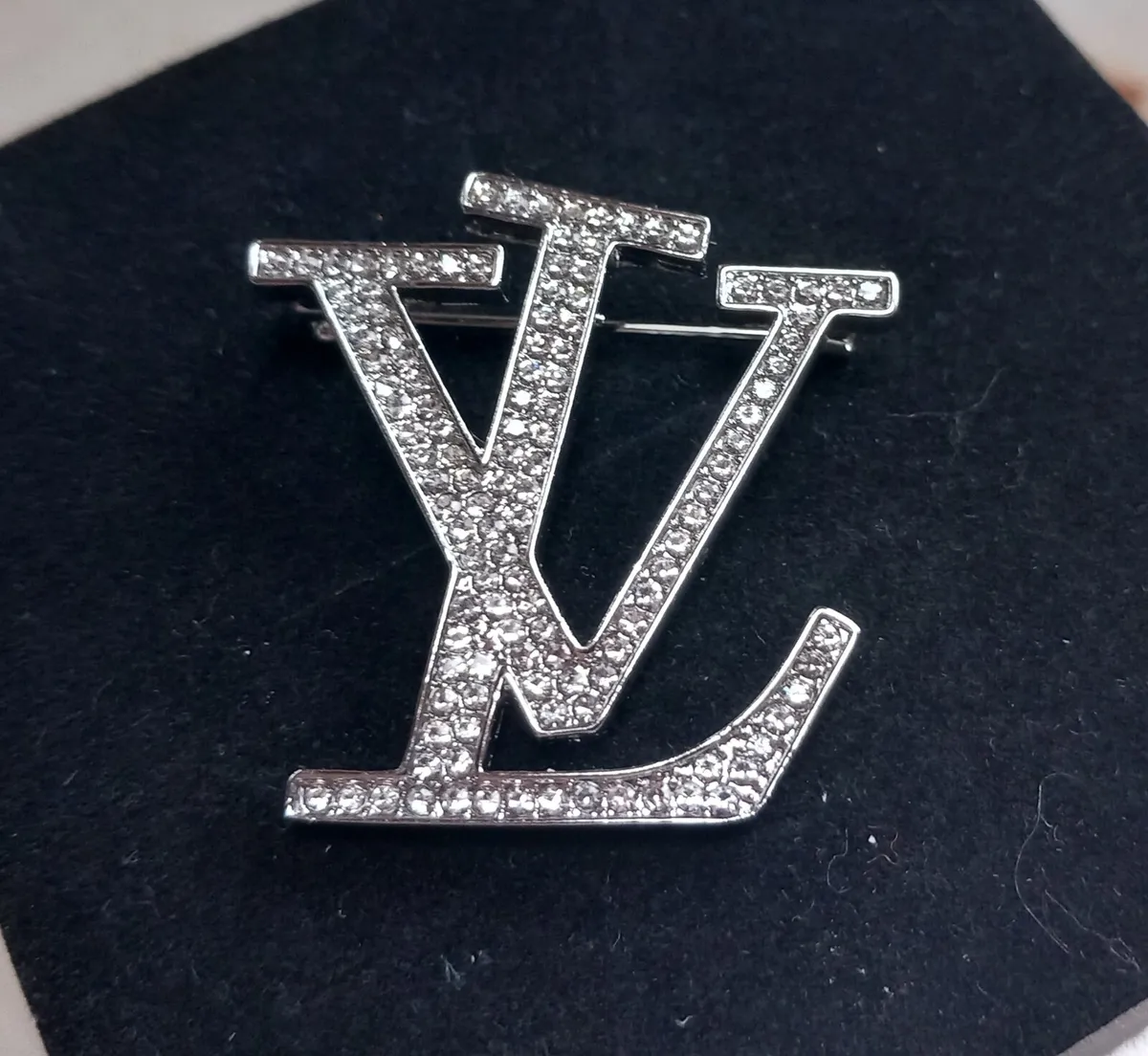 Fashion diamanté brooch, D18, post 3e - Image 1