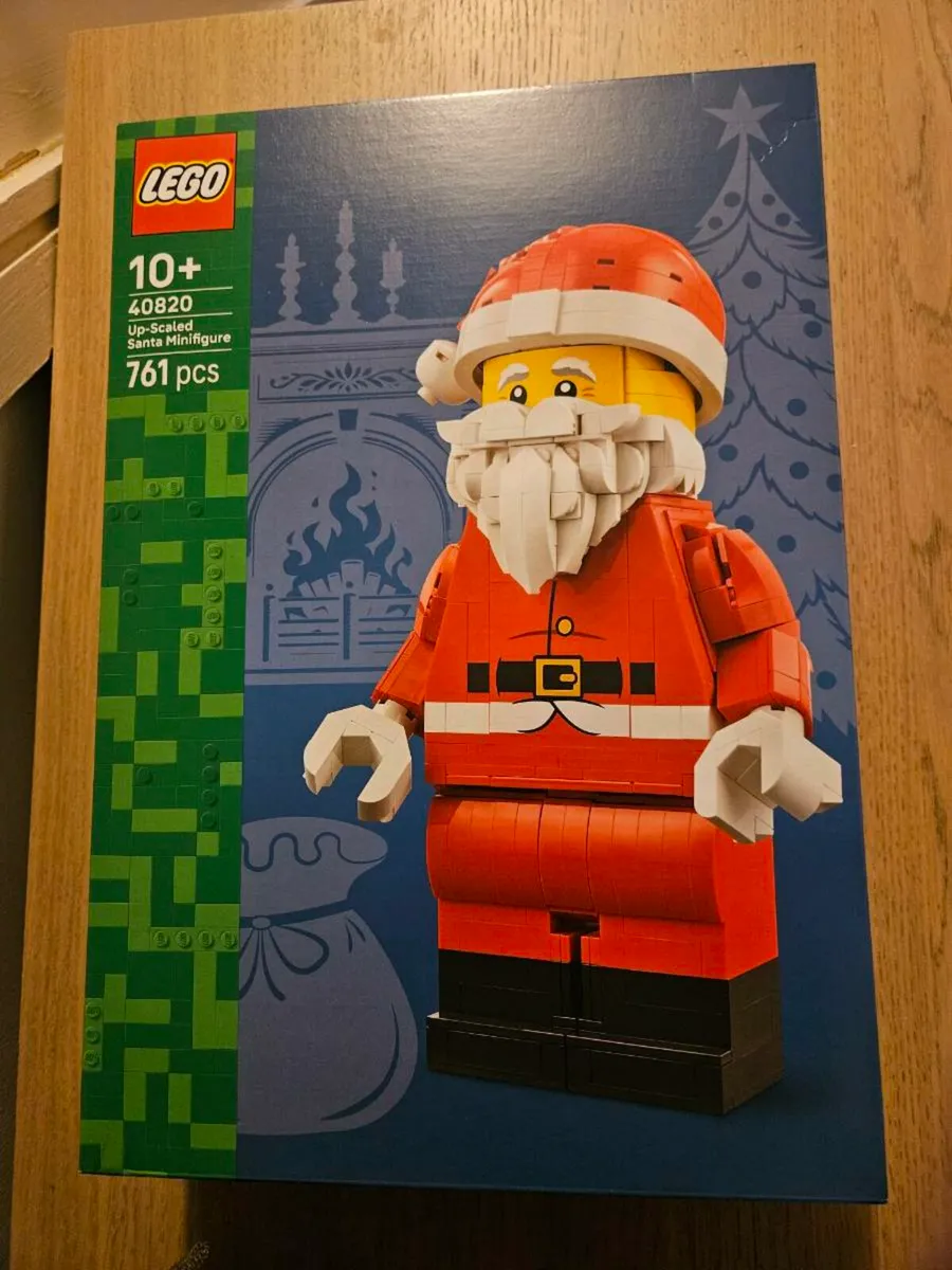 Lego 40820 up scaled santa minifigure