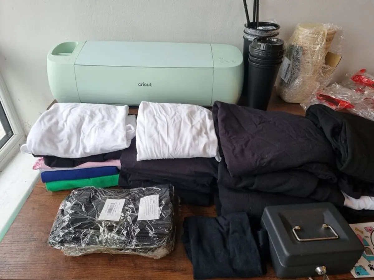 Cricut Explore 3 (with blanks and vinyl) - Image 1