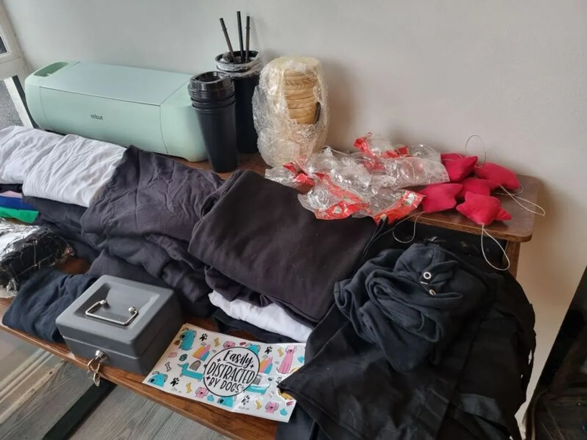 Cricut Explore 3 (with blanks and vinyl) - Image 2