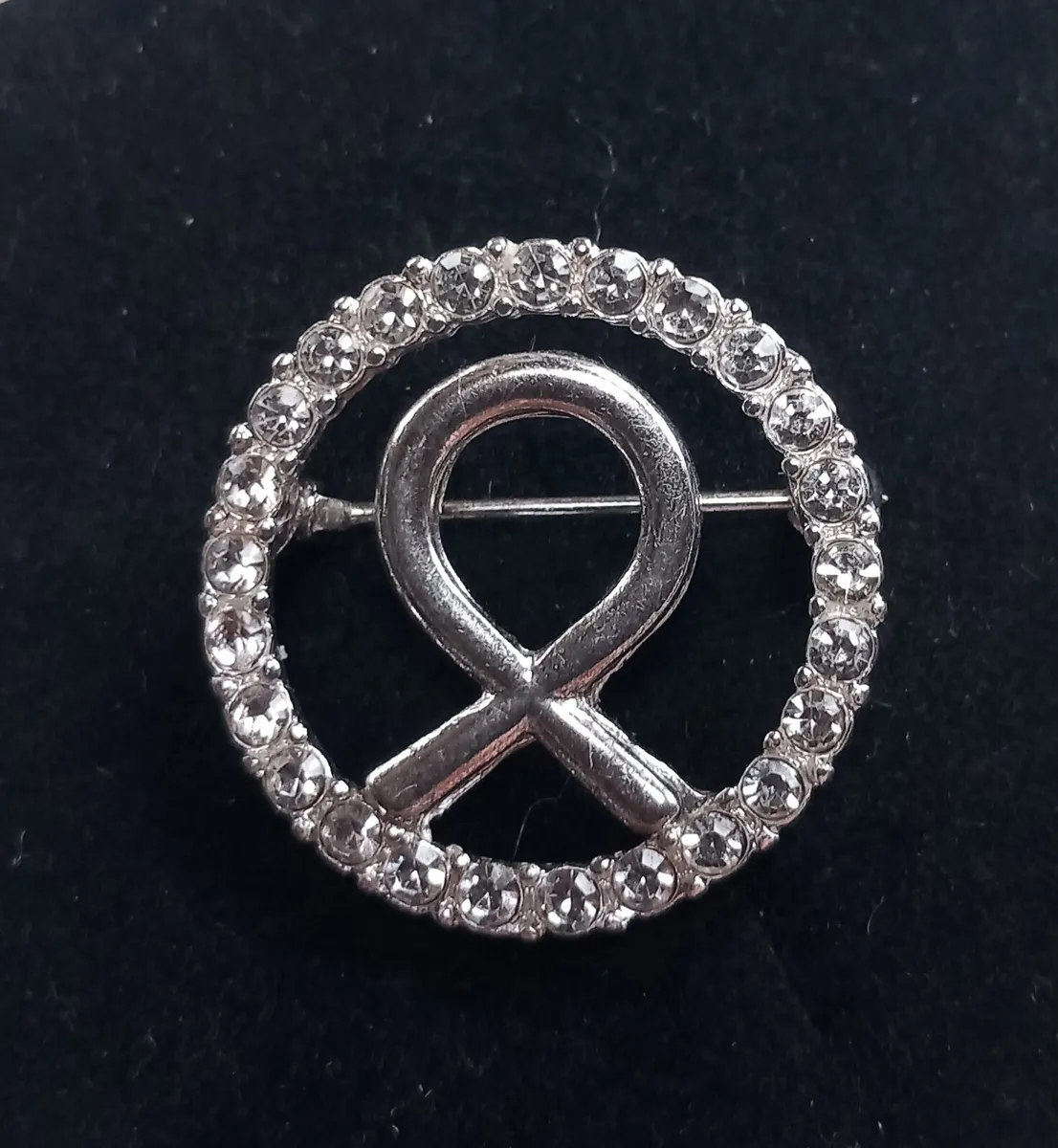 Diamanté ribbon brooch, D18 post 3e - Image 1