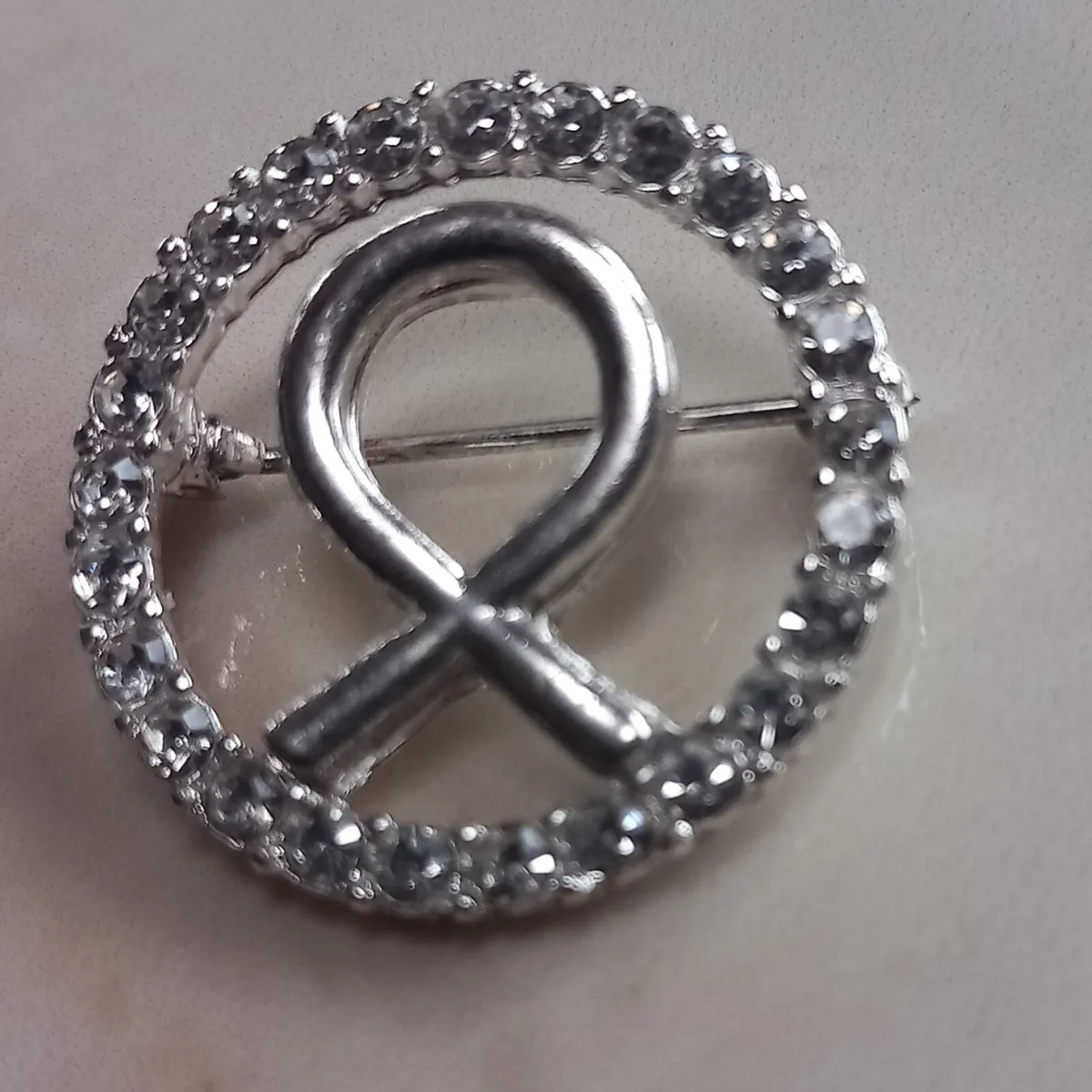 Diamanté ribbon brooch, D18 post 3e - Image 2
