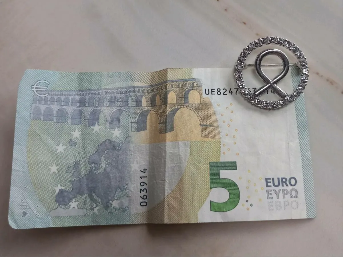 Diamanté ribbon brooch, D18 post 3e - Image 3